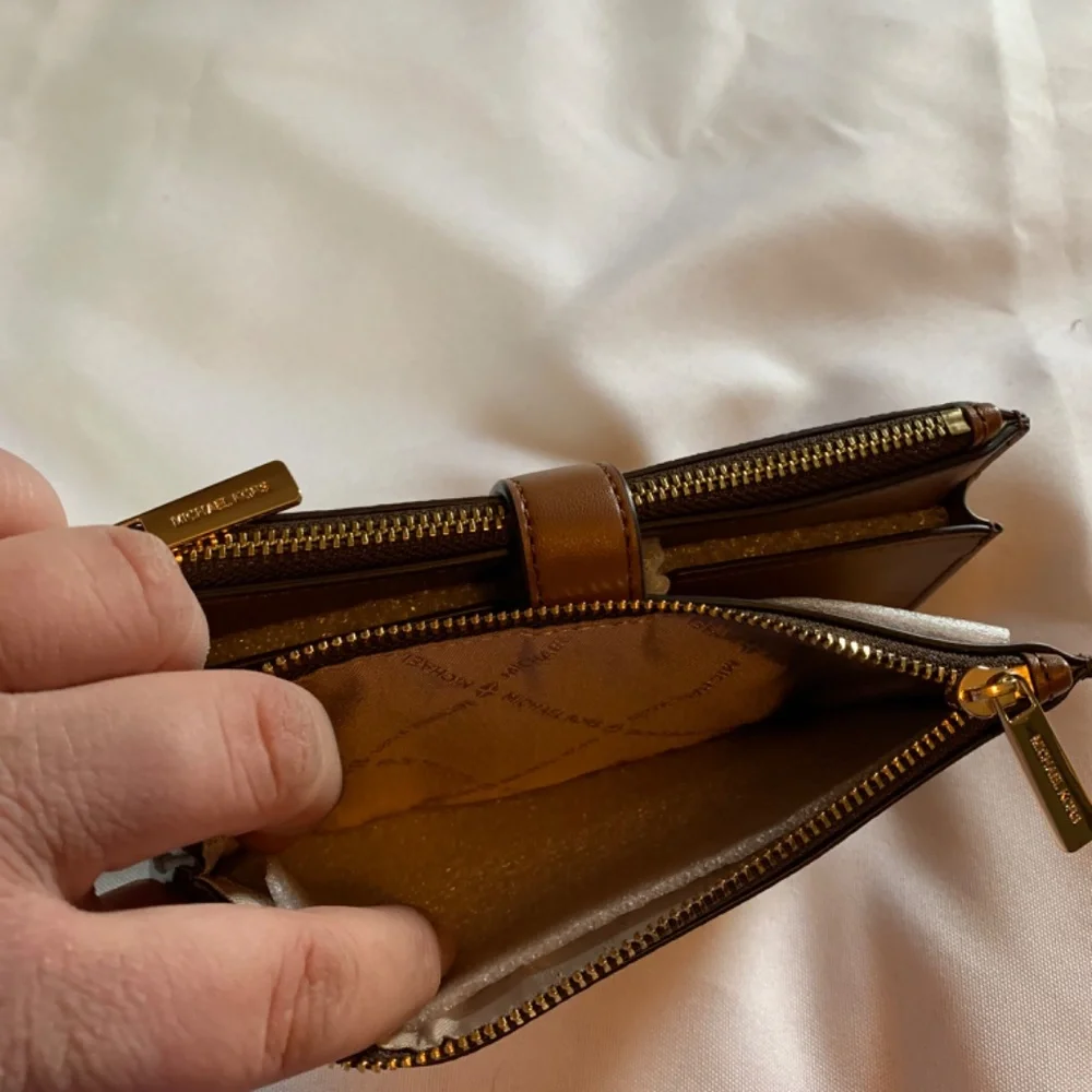 🎉Host Pick🎉 NWT. Michael Kors Brown with Gold Accents Wallet Wristlet!